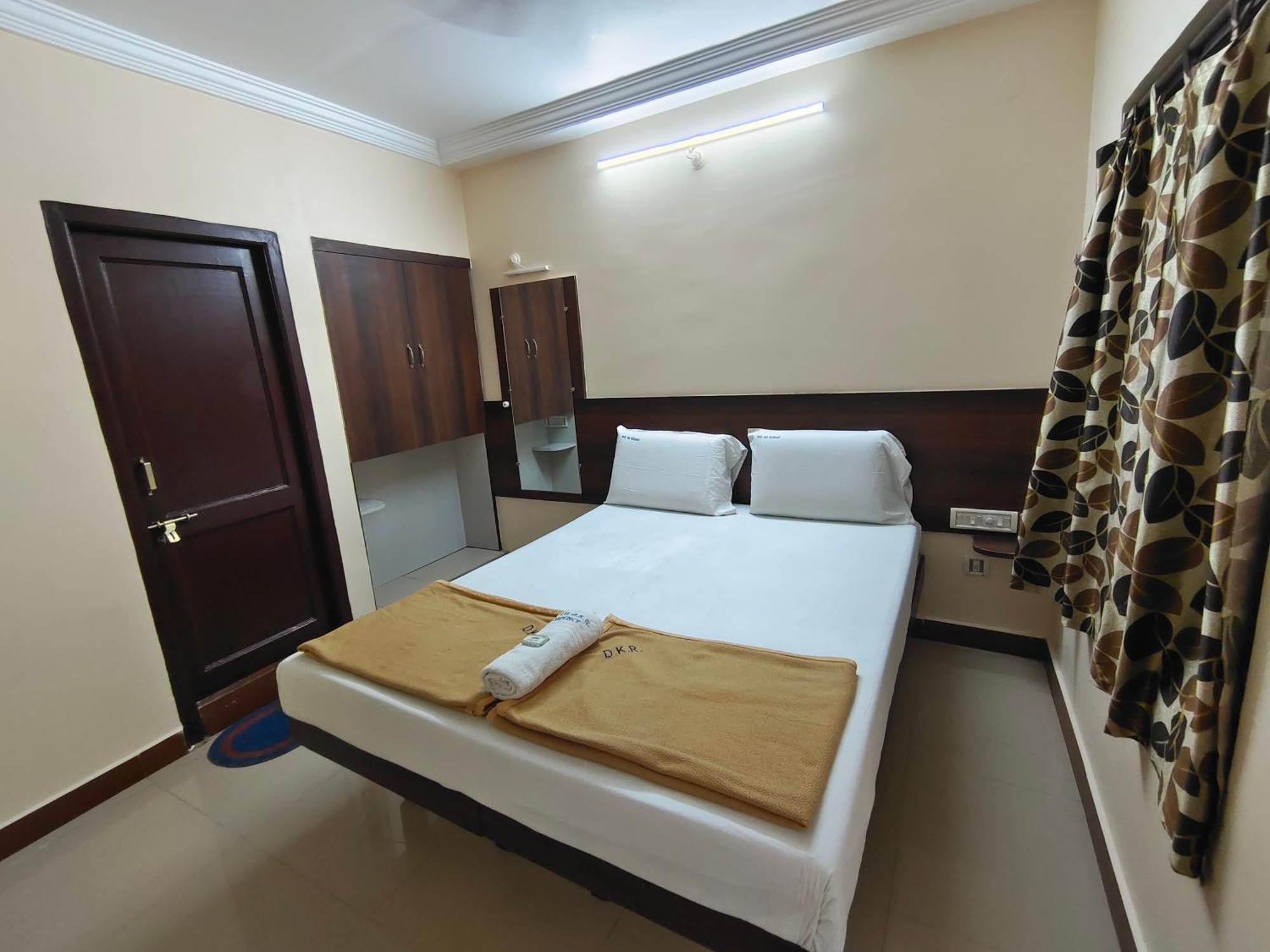 Hotel Dkr Residency Tirupati Camera foto