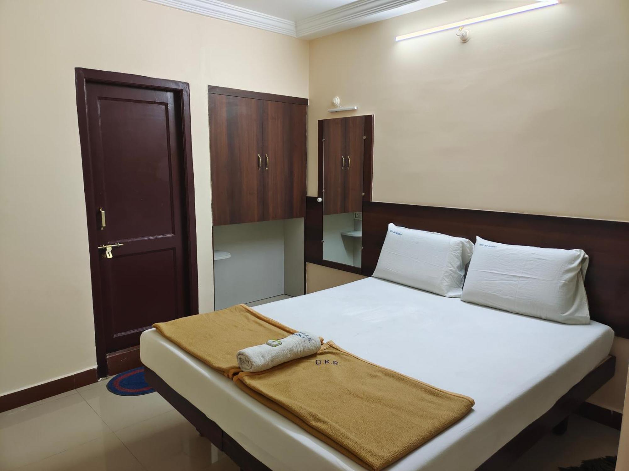 Hotel Dkr Residency Tirupati Esterno foto
