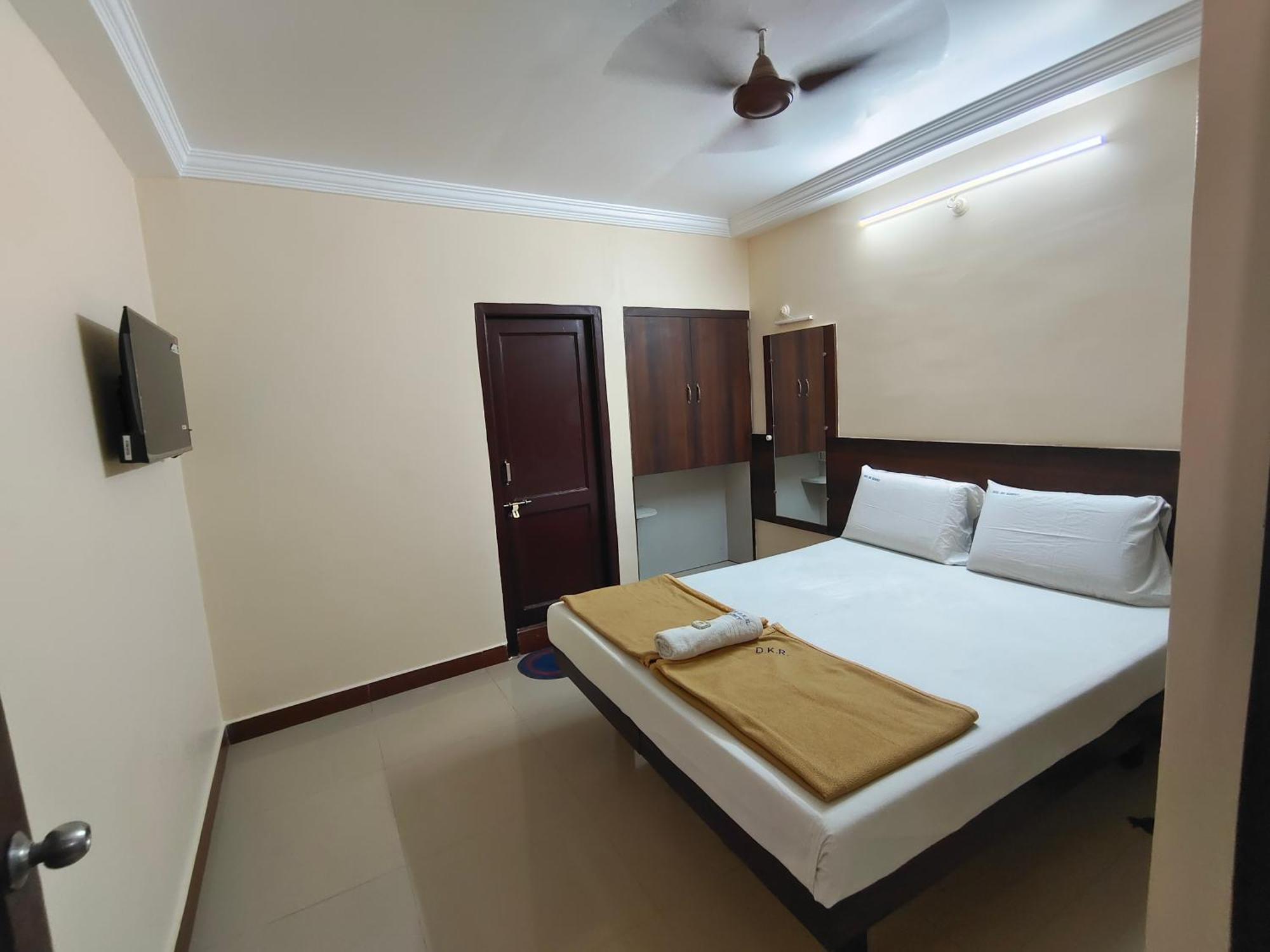 Hotel Dkr Residency Tirupati Esterno foto